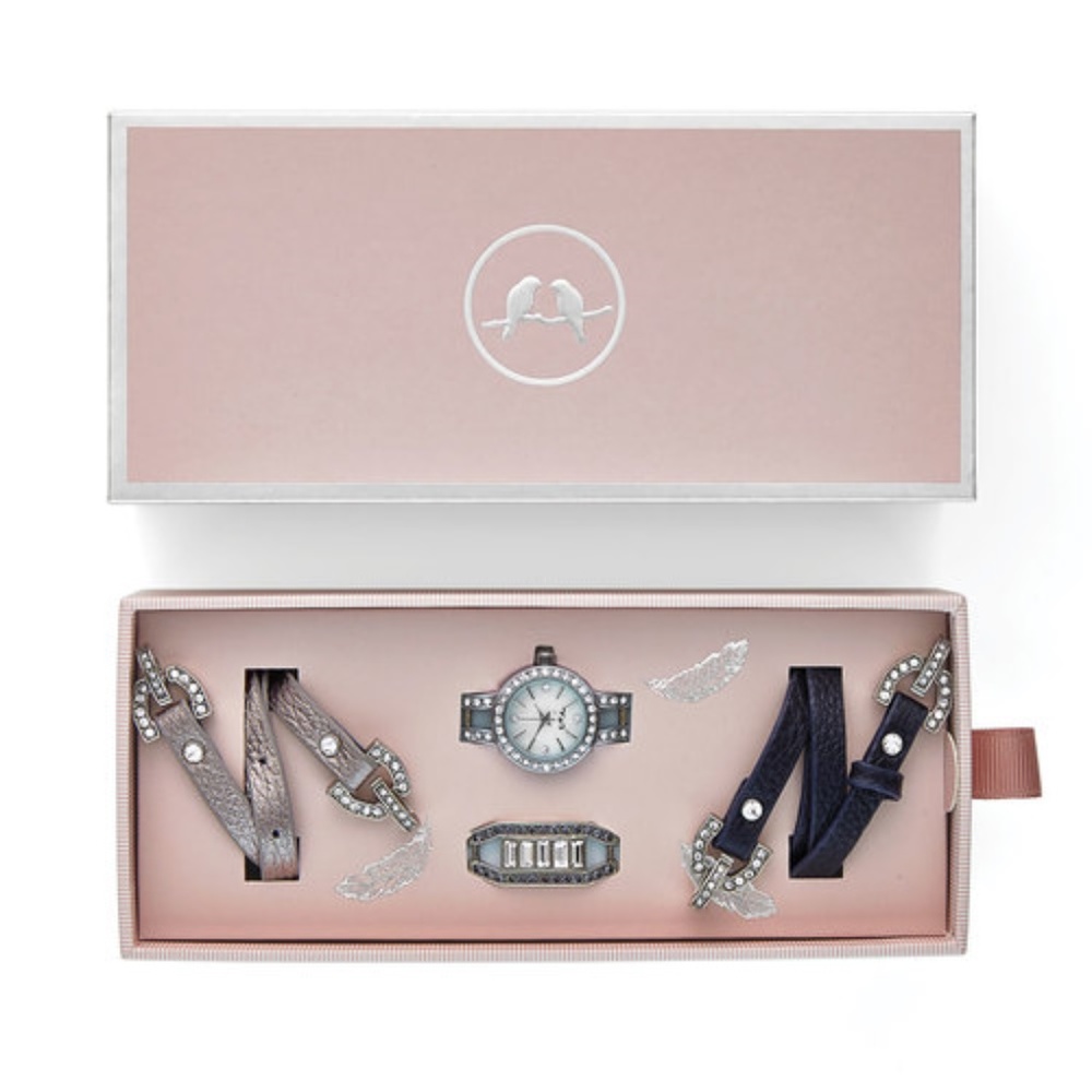 Vintage new in box Chloe + Isabel Watch
🩵 rare find!